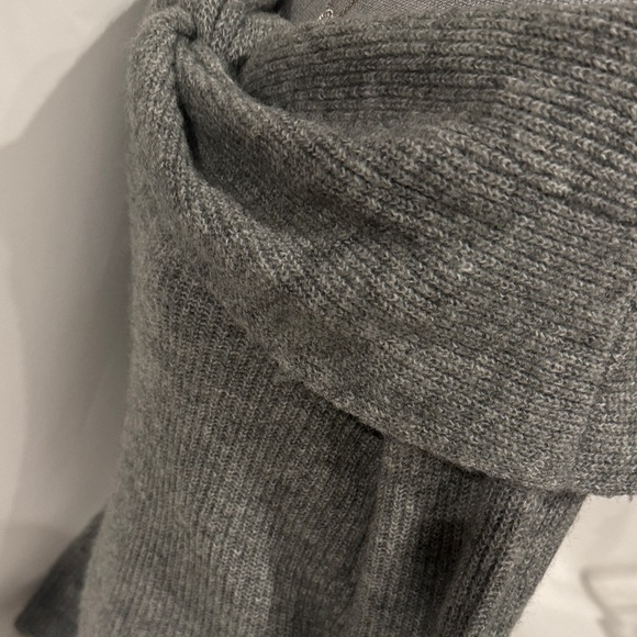 H&M Off-Shoulder Twist Knit Sweater - Gray NWT Size M - Picture 9 of 10